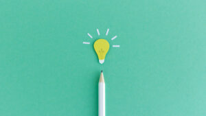 Bleistift mit stilisierter Glühbirne – Bildung (© MissTuni / iStockPhoto)