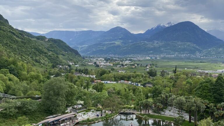 Südtiroler Resilienztage 2025: Bergpanorama und Teich im Garten